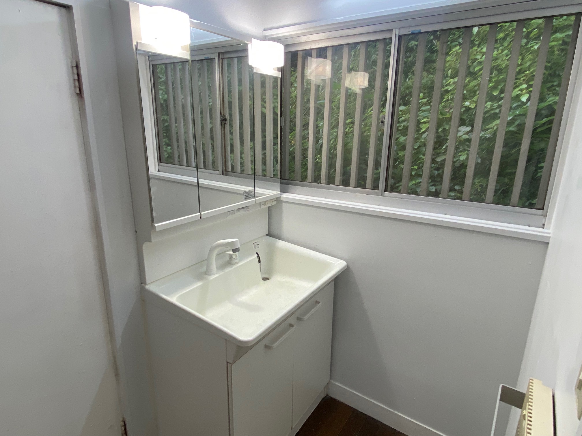 洗面設備　清潔感のある洗面室