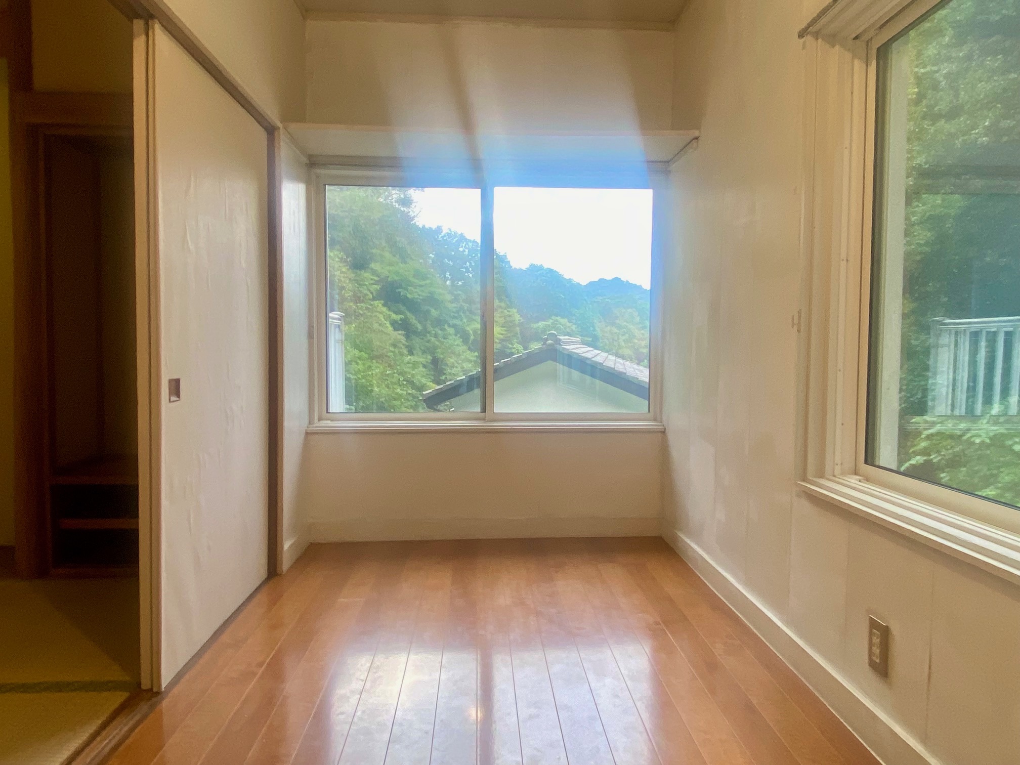 居室・リビング　吹き抜けの天井で開放的な洋室９畳