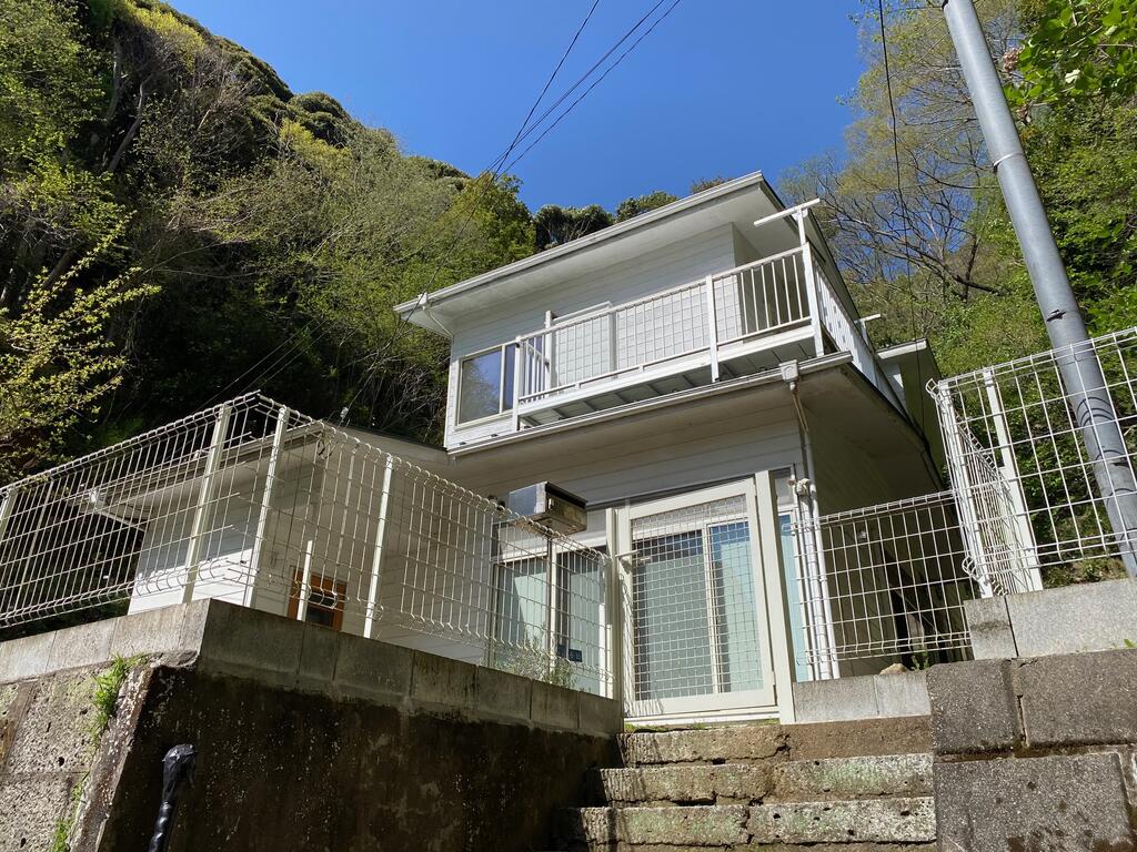 建物外観　緑に囲まれた高い台に立地