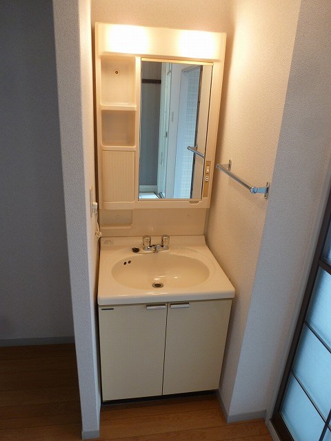 洗面設備　写真は103号室です（参考）