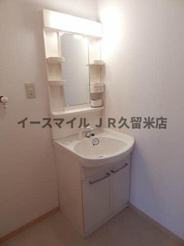 洗面設備　独立洗面台、小物を置くことができて便利です
