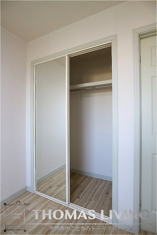 収納　大容量の収納。扉には鏡がついております。