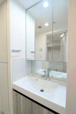 洗面設備　コンフォリア日暮里の洗面所