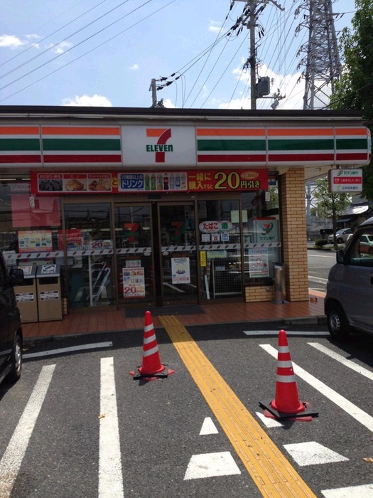コンビニ　セブンイレブン（コンビニ）まで350m
