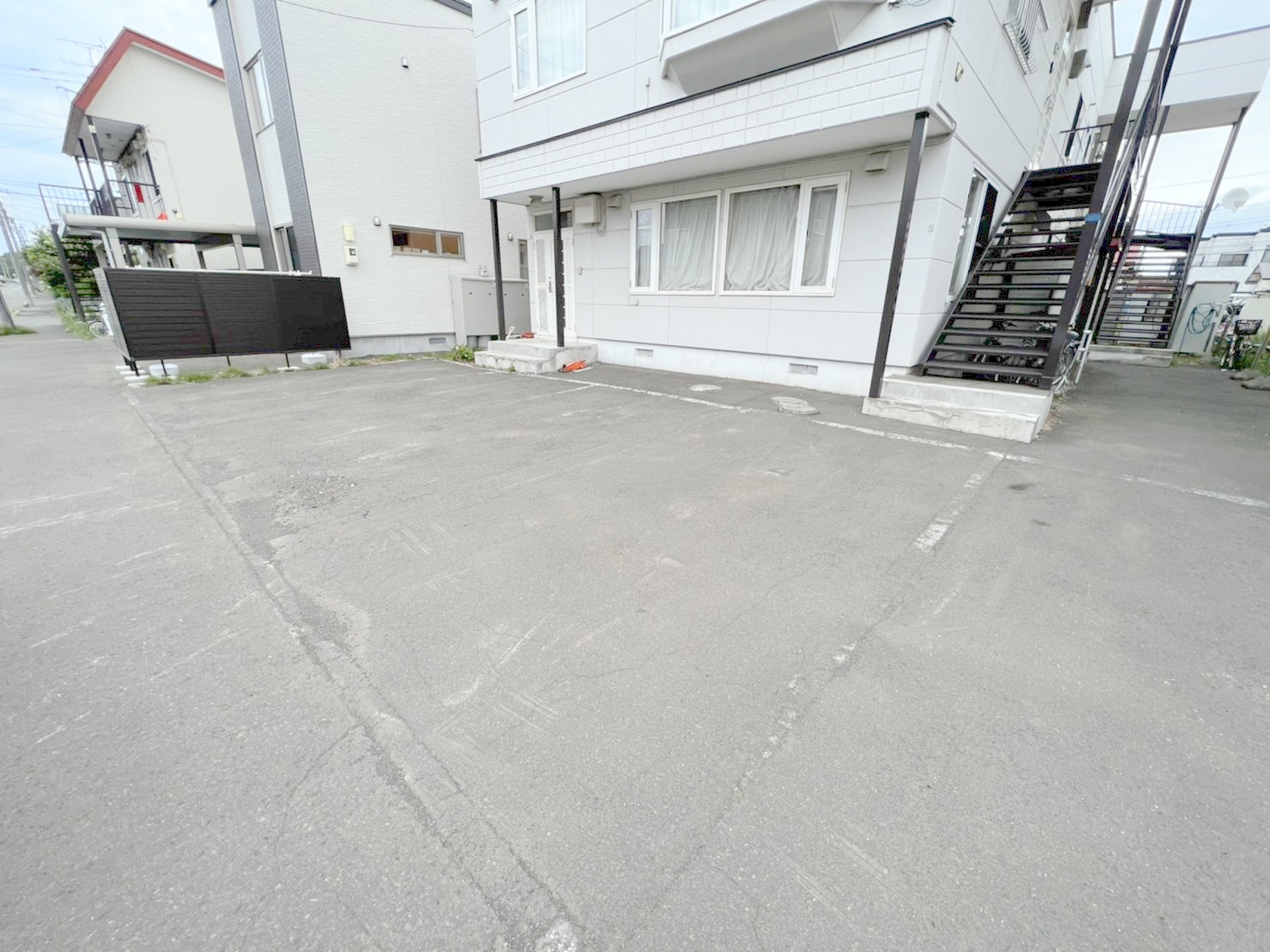 駐車場　お車が停めやすそうな駐車場です♪