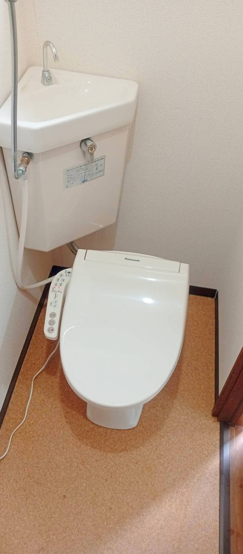 トイレ　嬉しいウォシュレット付きのトイレ！便座温かいですよ♪