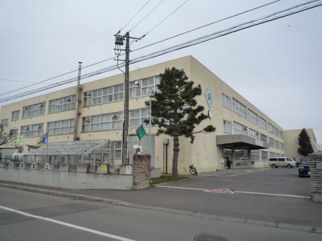 小学校　札幌市立新琴似西小学校（小学校）まで990m