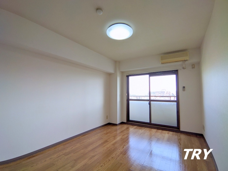 居室・リビング　約7.7帖の洋室