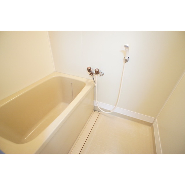 バス・シャワールーム　清潔感のあるバスルーム