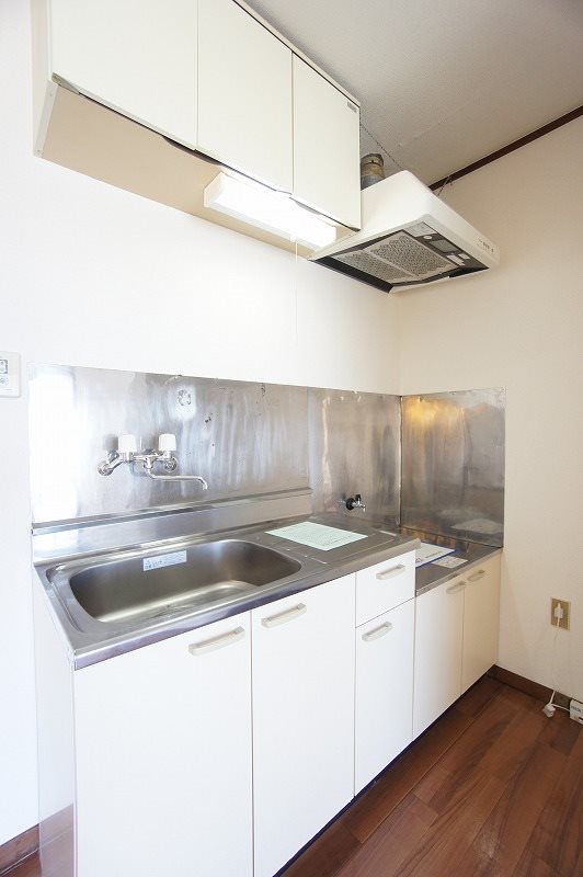 キッチン　白のパネルで明るい印象♪ガスコンロが設置可能です♪