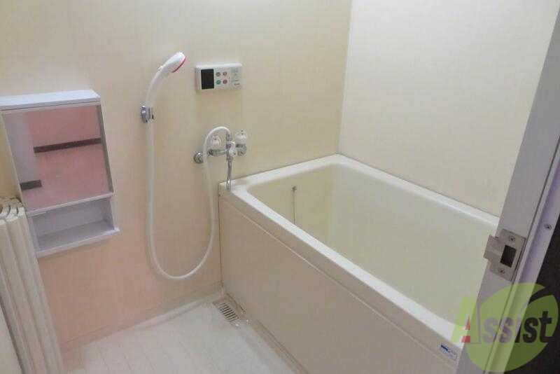 バス・シャワールーム　バス・トイレ別。追焚機能も付いてゆっくり入れそうです。