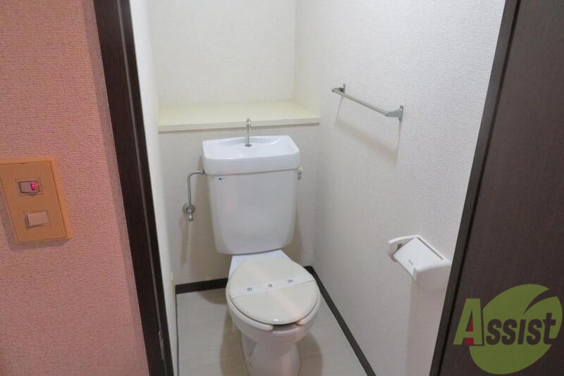 トイレ　白くて清潔なトイレ。水回りは清潔が一番です。