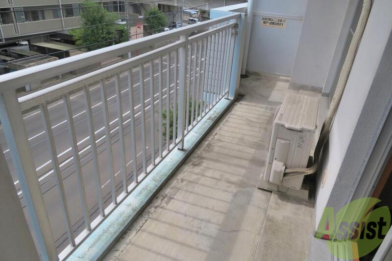 バルコニー　ベランダも日当たりが良くて布団干しに良さそうです。