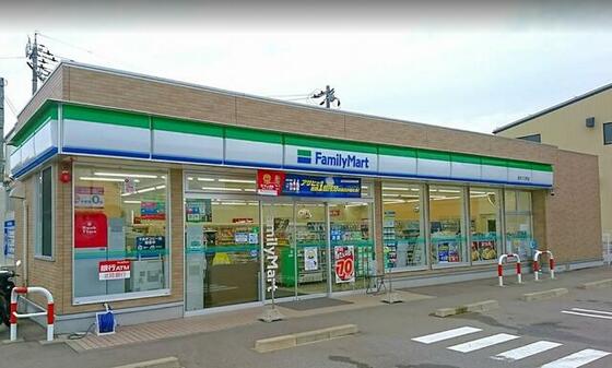 コンビニ　ファミリーマート金沢三口町店（コンビニ）まで378m