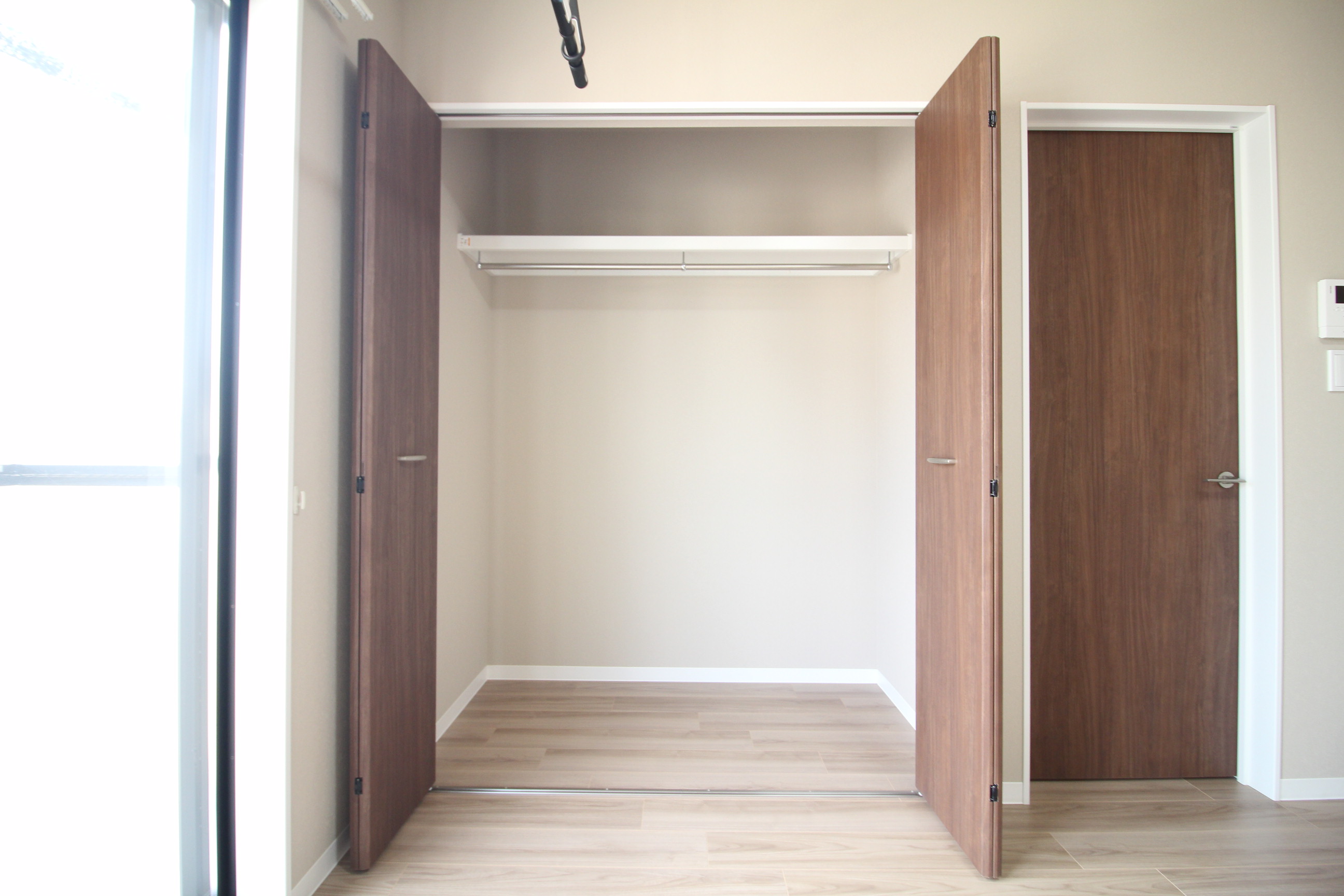 収納　ハンガー収納と棚収納に分かれた、使い勝手の良いクローゼット♪