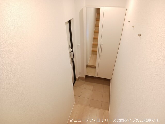 玄関　※同メーカーの別物件の写真です※