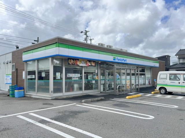コンビニ　ファミリーマート綾中央店（コンビニ）まで478m