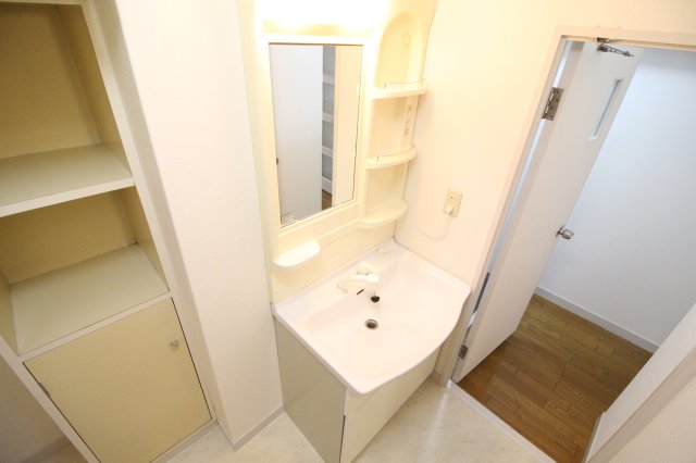 洗面設備　大きい鏡で髪のセットもラクラク☆