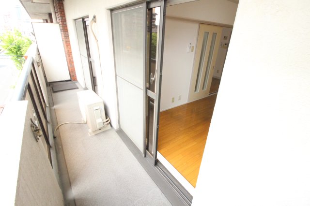 バルコニー　バルコニーも広くて洗濯物の干場に困らないです♪