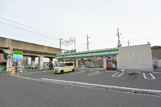 コンビニ　ファミリーマート 星田駅東店（コンビニ）まで390m
