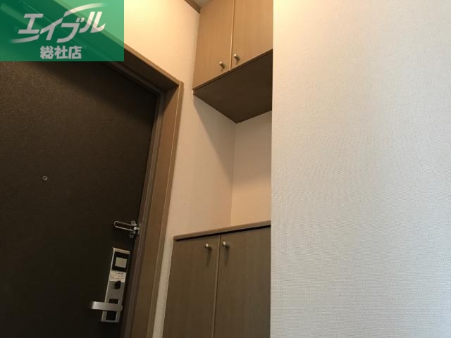 玄関　下駄箱下