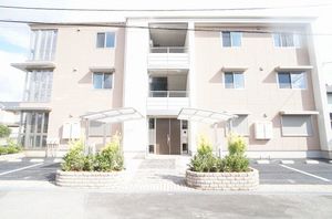 駐車場　敷地内駐車場、別途契約。月額５，５００円（税込）