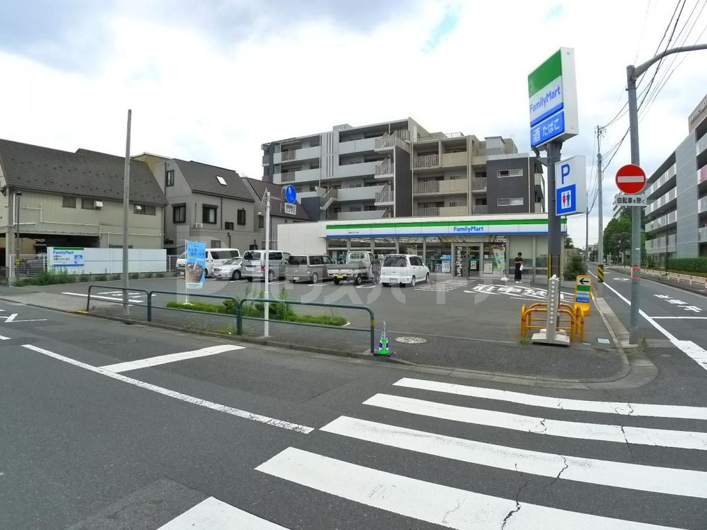 コンビニ　ファミリーマート西新井三丁目店（コンビニ）まで130m