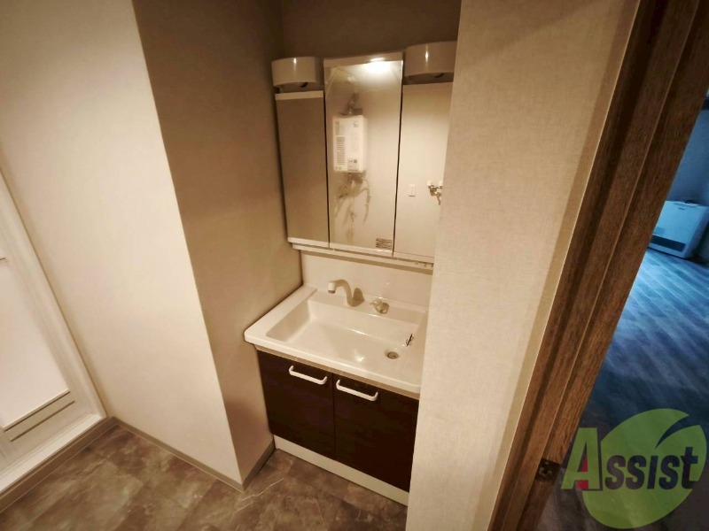 洗面設備　独立洗面台です。大きくてよいですね。シャンプーもできます！