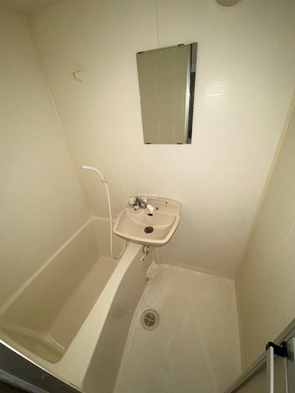 バス・シャワールーム　※同タイプの他のお部屋です