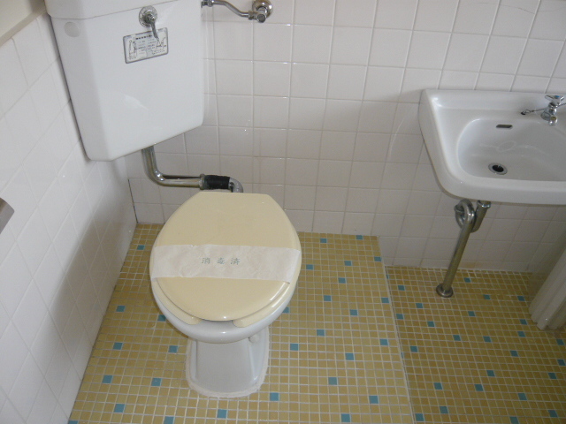 トイレ　シンプルな洋式トイレ。バス・トイレ一緒なのでお掃除楽々。