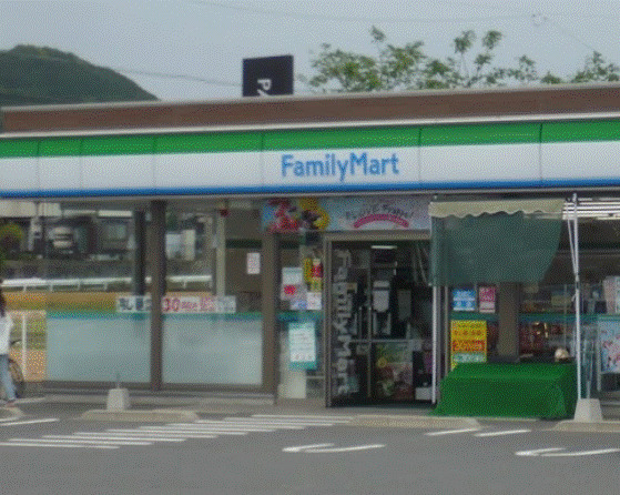 コンビニ　ファミリーマート 宗像三郎丸店（コンビニ）まで798m