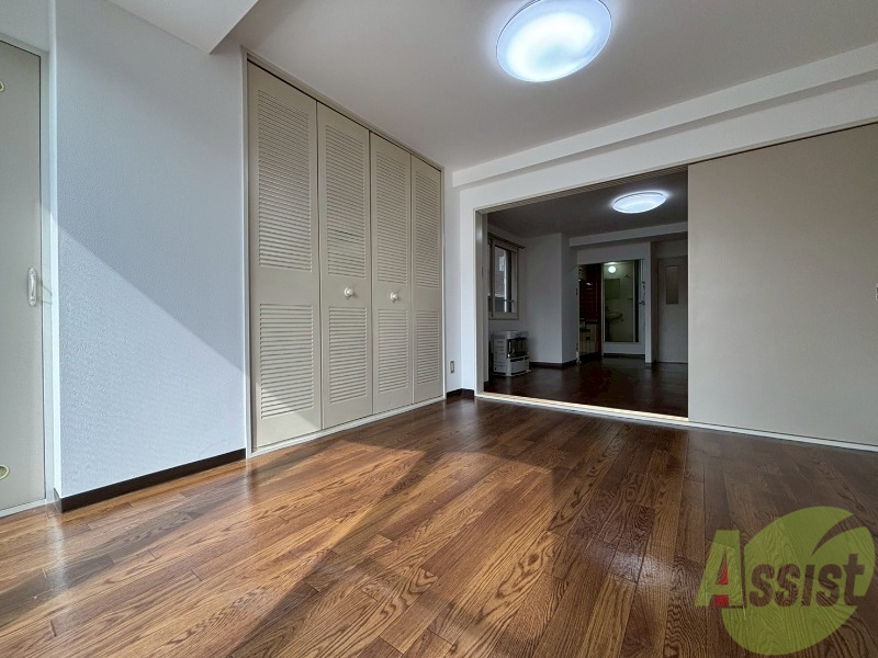 その他部屋・スペース　戸を閉めるとリビングと区切られた寝室にすることができますよ。