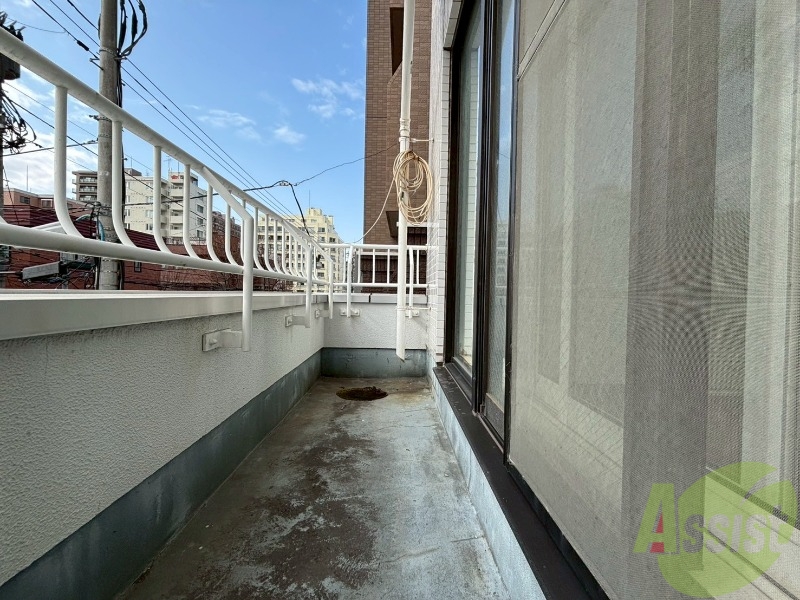 バルコニー　バルコニーは幅があり、広い印象を受けました。