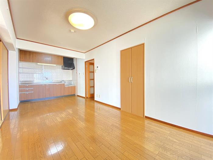 居室・リビング　LDKもバルコニー付きです