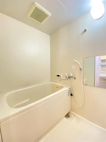 バス・シャワールーム　追い焚き付きの浴槽です