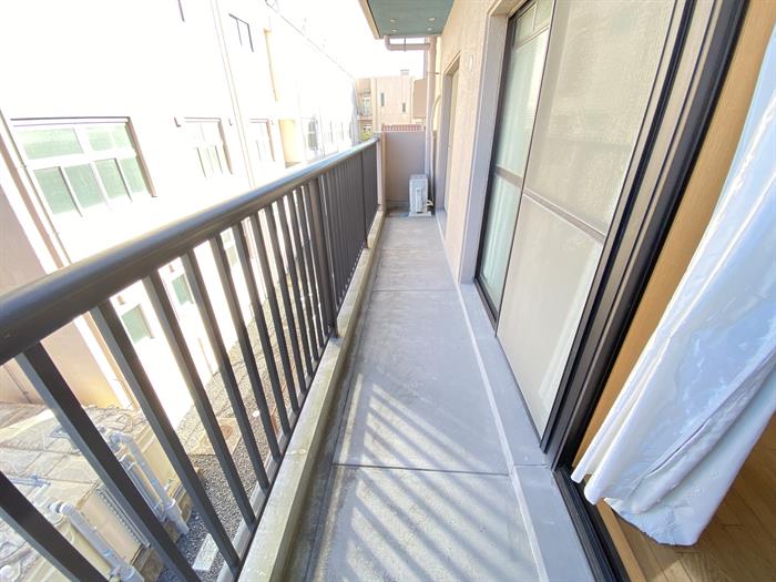 バルコニー　東側と南側にバルコニー付