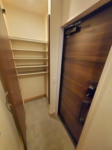 玄関　※別室（間取異なる1LDK）の参考写真