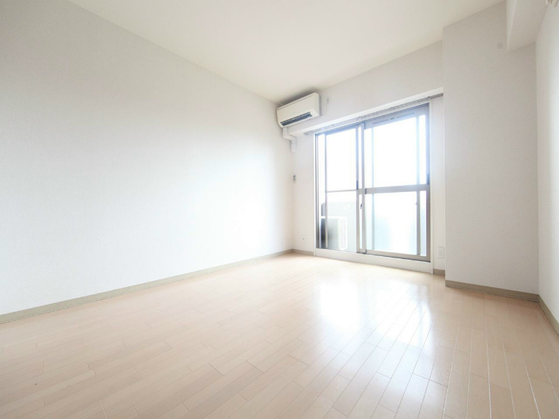 その他　洋室8帖　エアコン完備　南面バルコニー
