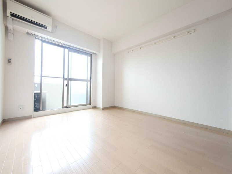 居室・リビング　洋室8帖　エアコン完備　南面バルコニー