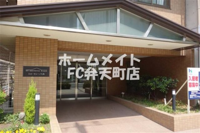 エントランス　落ち着いたエントランスです