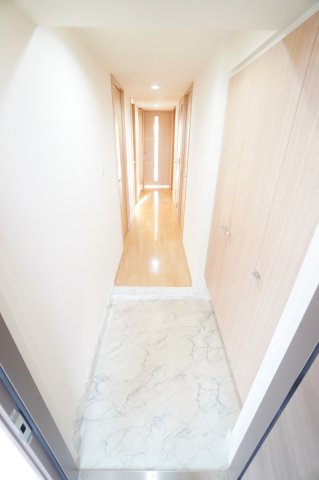 玄関　※同物件・同タイプの写真です。