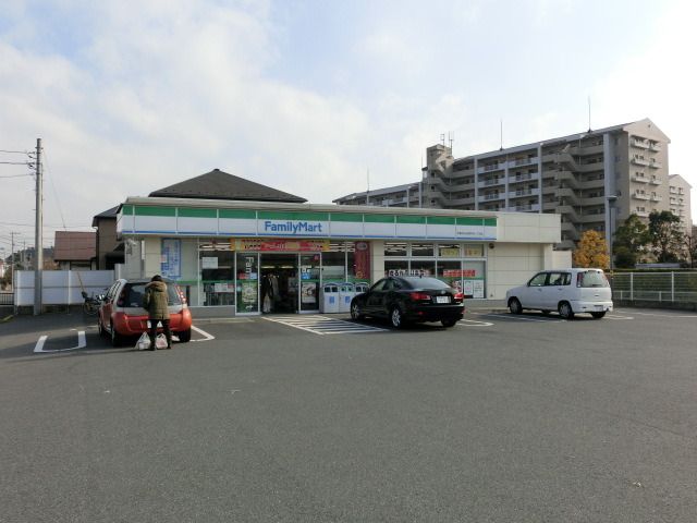 コンビニ　ファミリーマート（コンビニ）まで290m