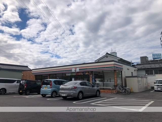 コンビニ　セブンイレブン（コンビニ）まで587m