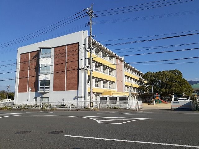 小学校　松岡小学校（小学校）まで750m