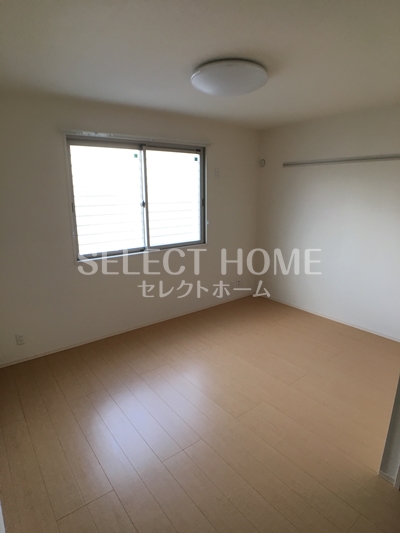 その他部屋・スペース　開放的な寝室です