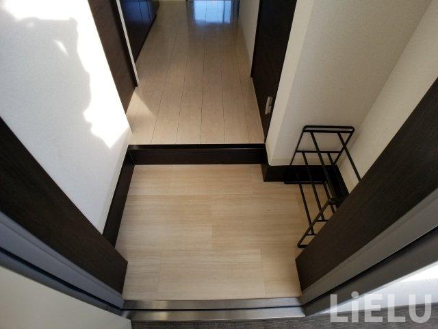 玄関　同シリーズ物件のモデルルームになります※現況優先