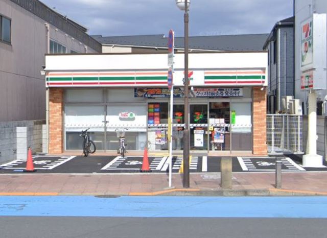 コンビニ　セブンイレブン足立竹ノ塚駅西店（コンビニ）まで182m