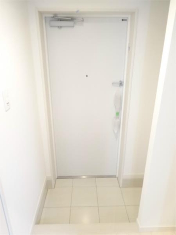 玄関　【参考】同建物内の別のお部屋の画像です