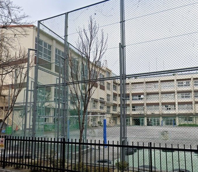 小学校　荒川区立第六日暮里小学校（小学校）まで300m