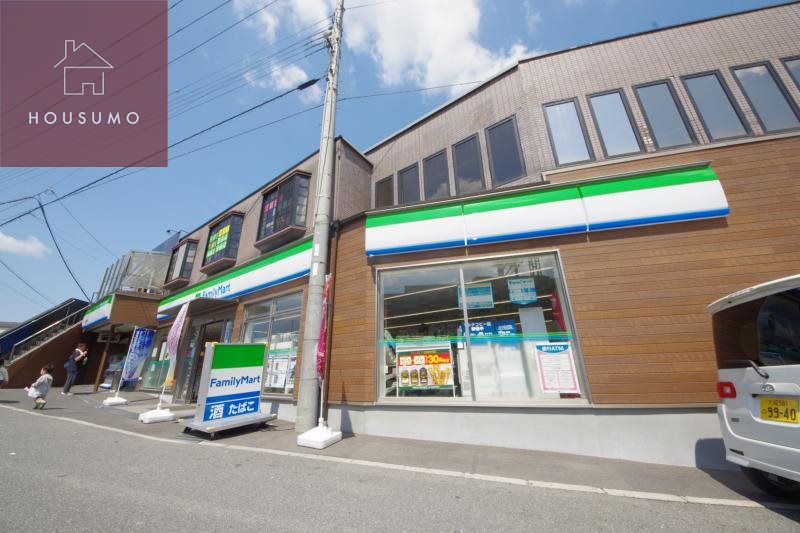 コンビニ　ファミリーマート石切駅前店（コンビニ）まで749m